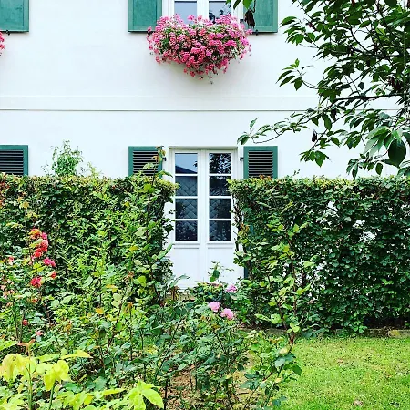 Isabelle's Rosegarden Gasthof *
